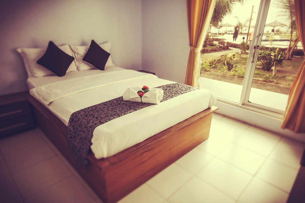 Turtle Beach Hotel Ujunggenteng Exterior photo